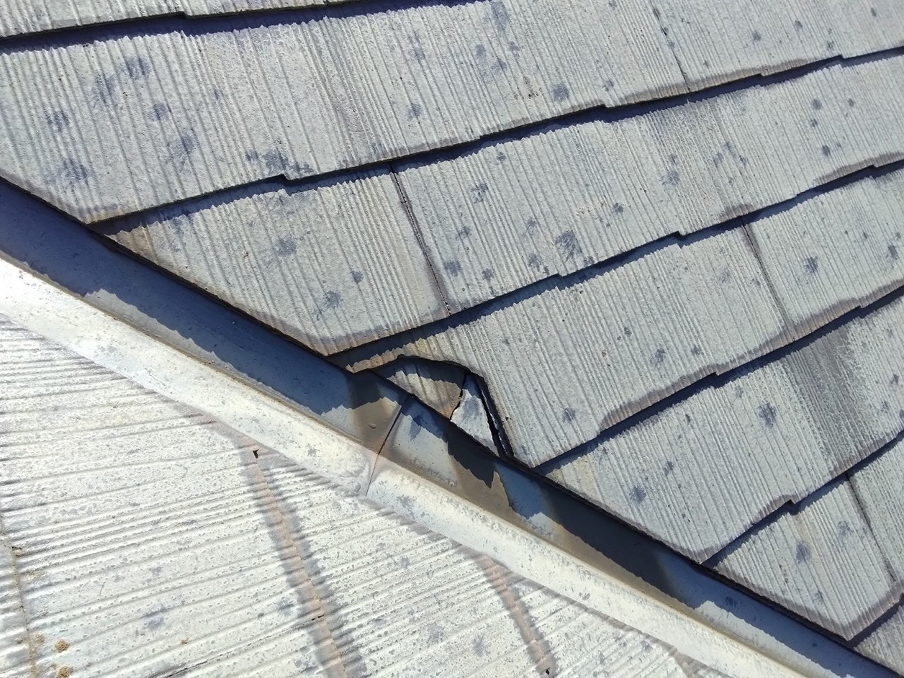 明石市　雹災害カラーベスト屋根割れ